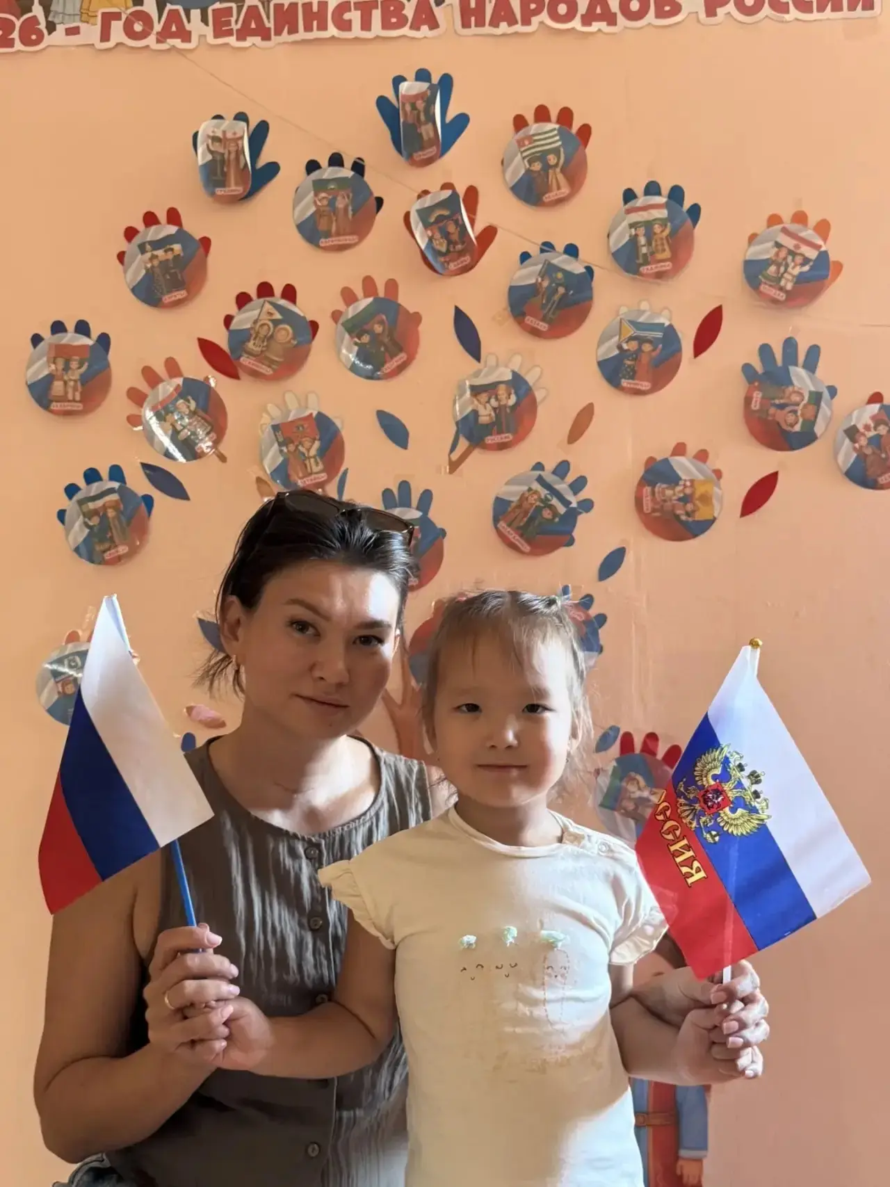 Байдаева Иляна принимает участие в фото акции "фото семьи на фоне Российского флага"