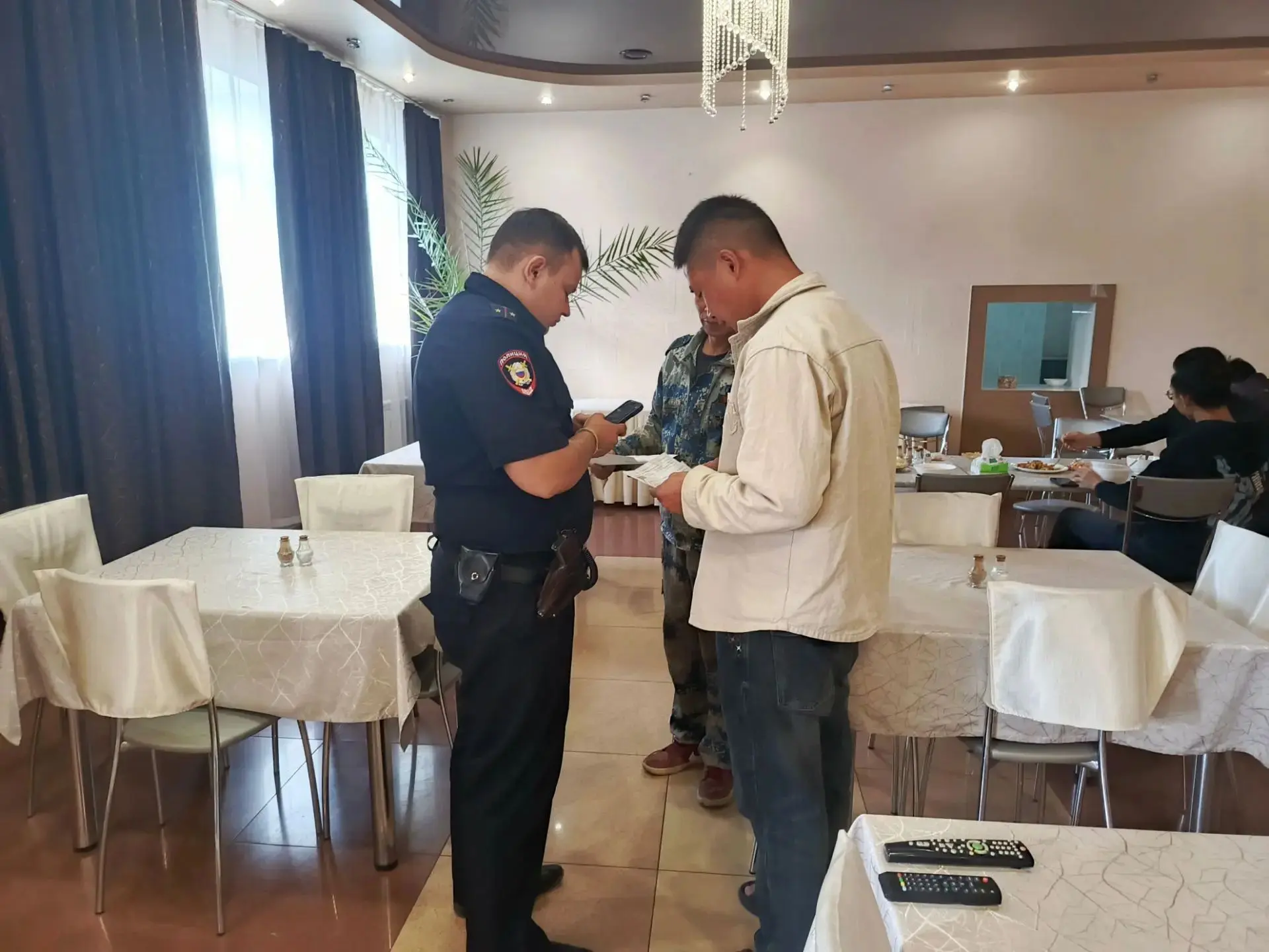 👮‍♂️ В Канском округе полицейские задержали нелегальных мигрантов, пытавшихся выдать с...