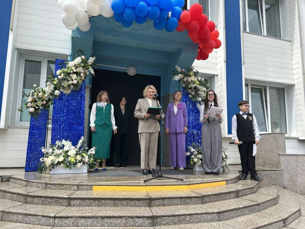 🔔 Последний звонок — начало новой главы!  Сегодня в нашей гимназии царила особенная атмосфера: волне