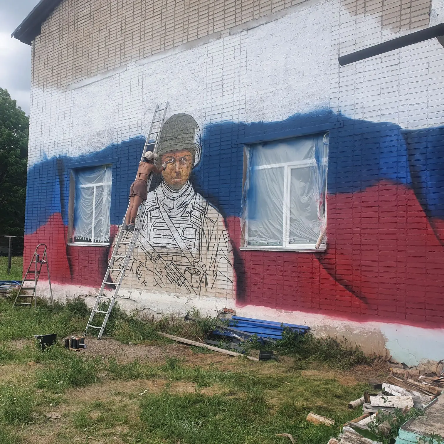 "Чтобы помнили и знали". Арт-объект "Муралы Победы" принимает свои очертания на фасаде ...