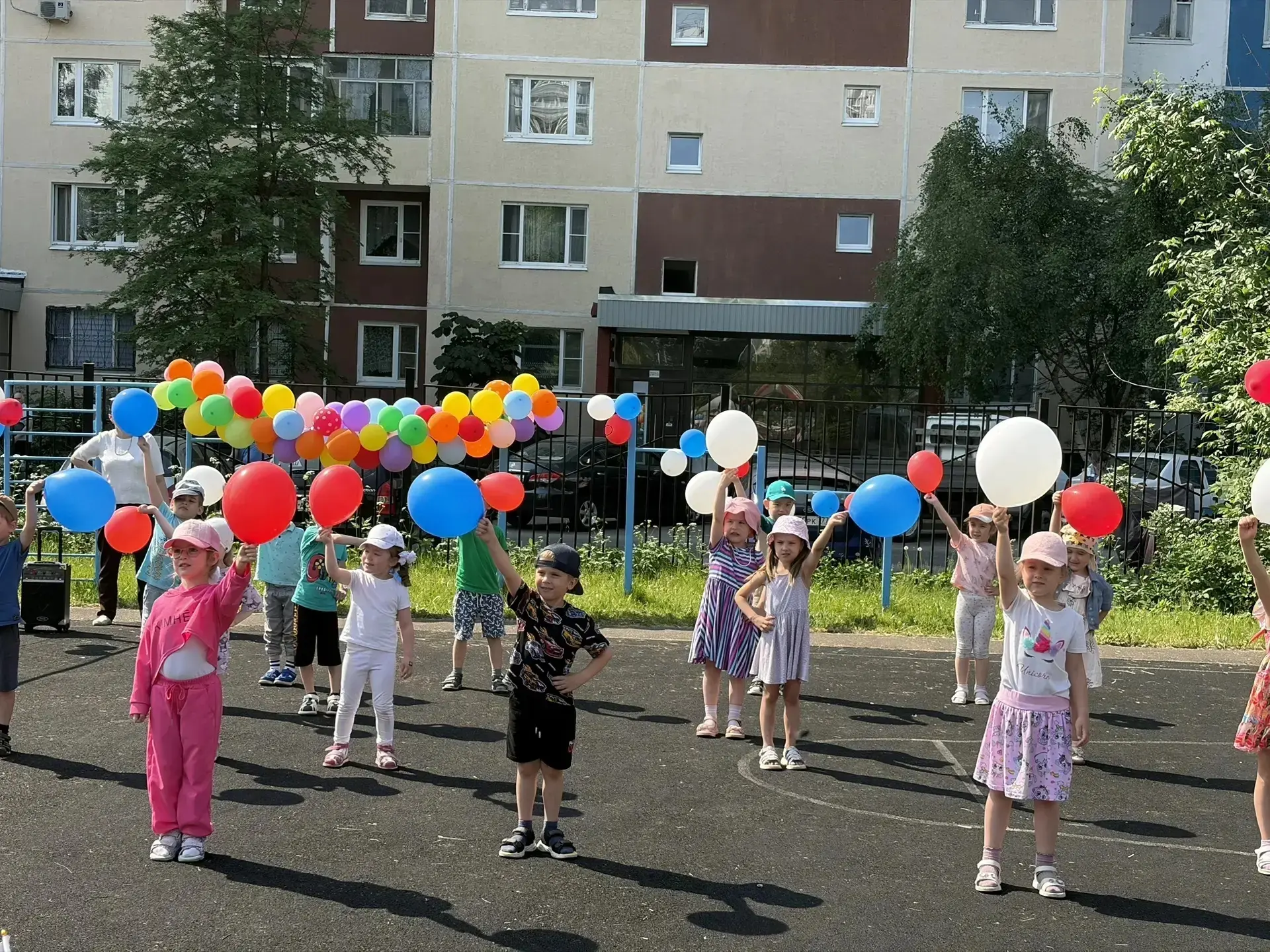 День России!

🎉 В дошкольных корпусах нашей школы прошли душевные праздничные мероприятия, посвящен