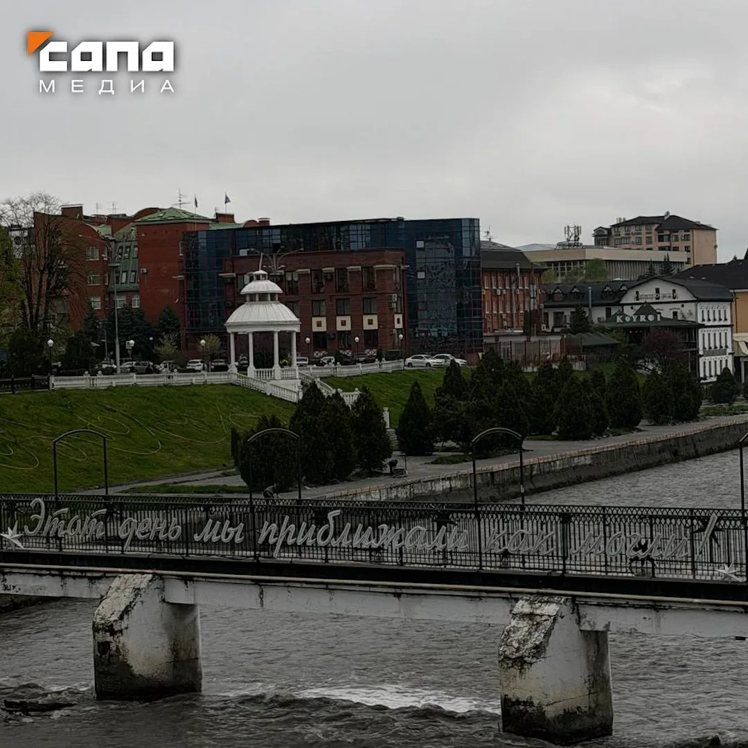 На пешеходном мосту во Владикавказе появилась новая неоновая инсталляция ко Дню Победы  Во Владикавк