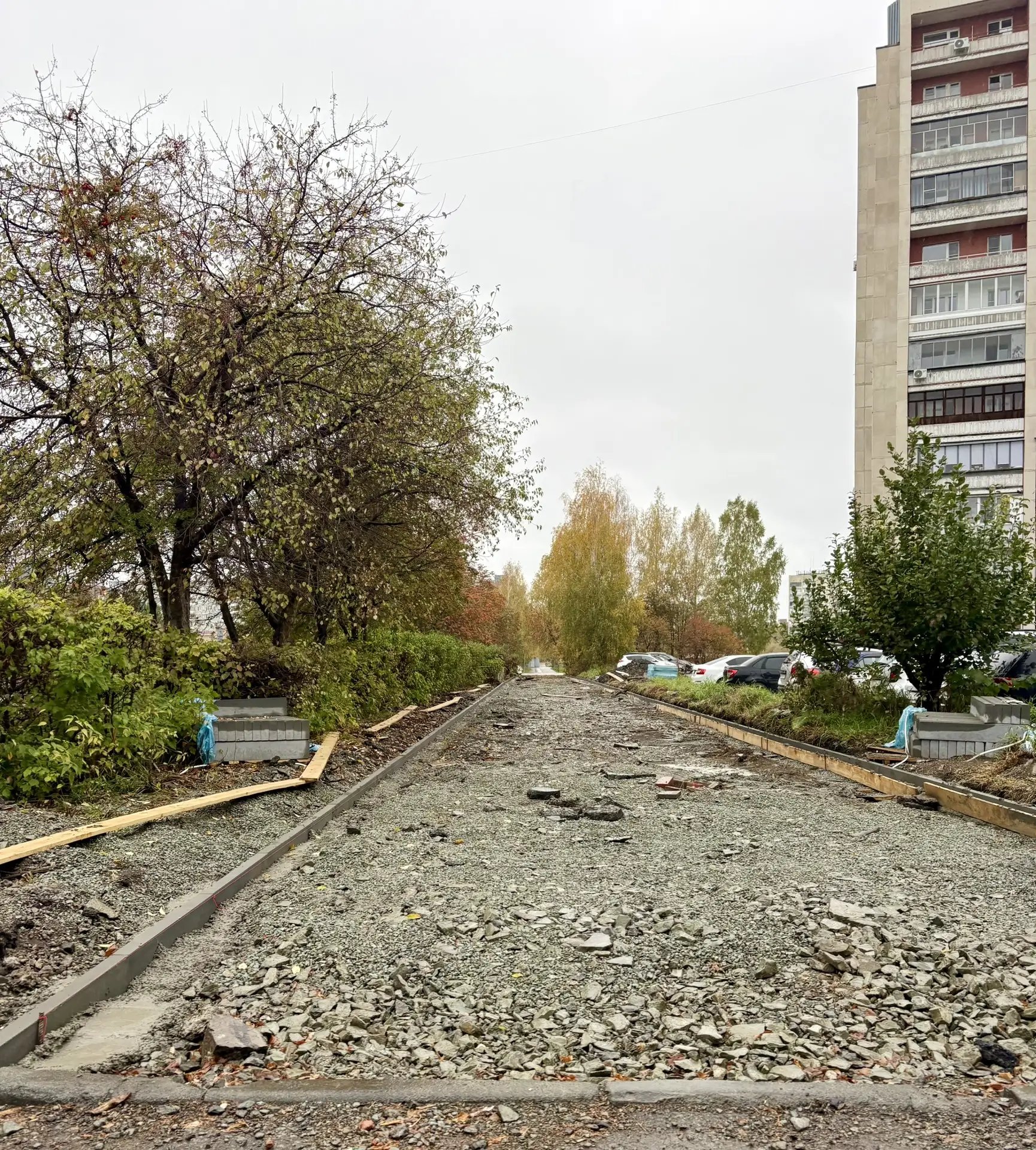 На улице Дзержинского обновляют тротуар - ходить станет комфортнее.