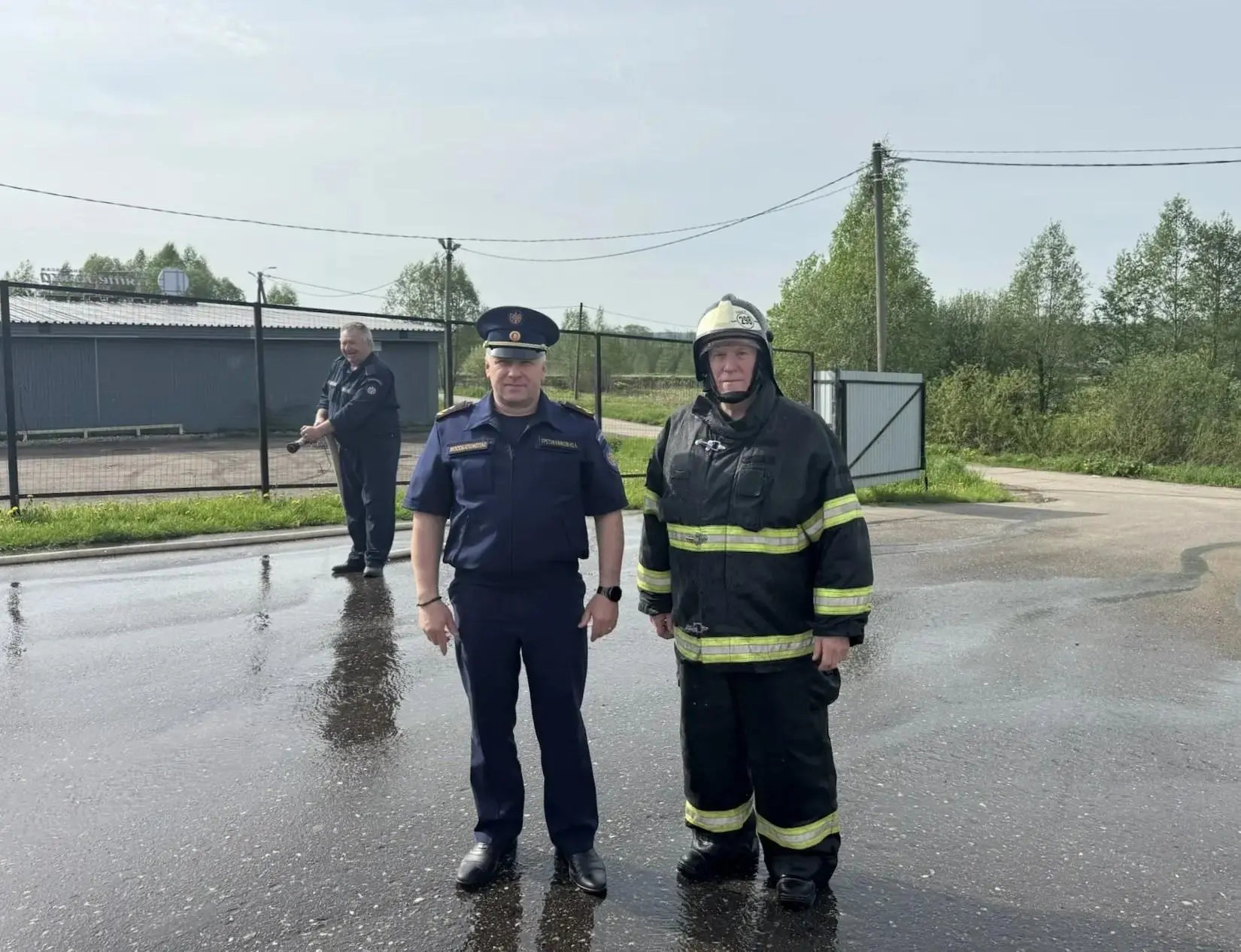 💧 С водяным салютом и сиренами: в Шаховской проводили на пенсию водителя пожарной техники 🚒  📍 В окр