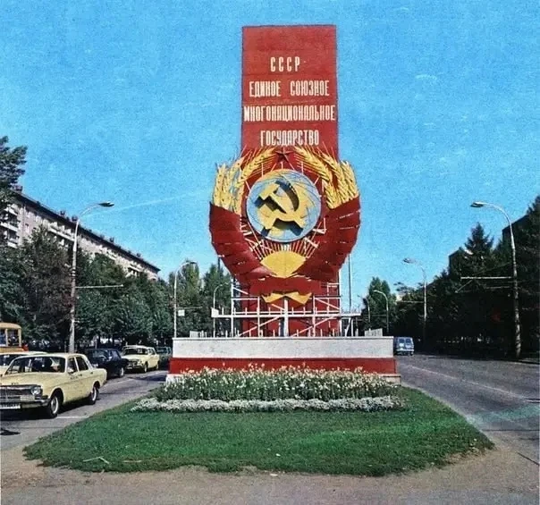 Ежедневно в 6 утра по радио звучал гимн СССР, знаменуя начало нового дня.