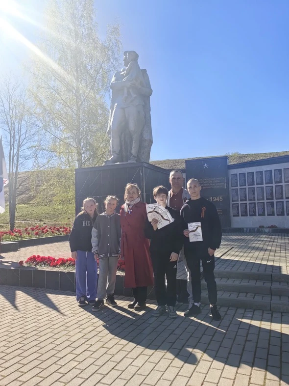 9 мая ребята из Белозерского центра помощи детям вышли на улицы города с георгиевскими ленточками. Д