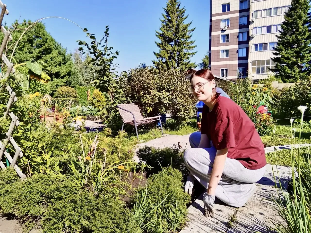 ☀️Трудовая бригада за работой! Каждое лето в Экологическом центре нашего Дома творчеств...