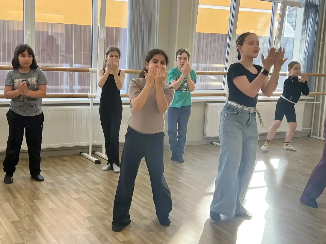 27 марта — Всемирный день театра! В честь праздника наши первоклассники побывали на репетиции школьн