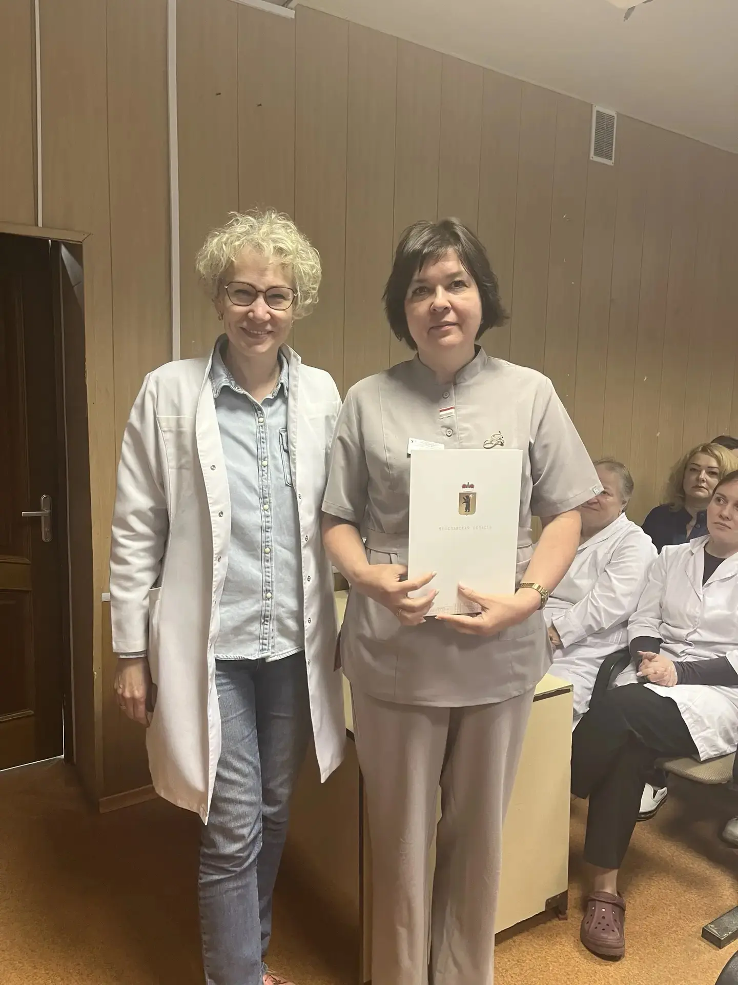 💐Главный врач Клинической больницы имени Н.А. Семашко Елена Анатольевна Ивенкова вручила сотрудника