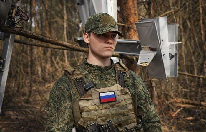 «Молнией» обеспечиваем продвижение штурмовиков.
Старший оператор расчёта БпЛА с позывным «Молодой» с