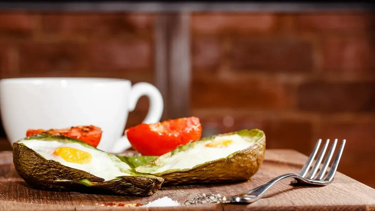 🥑 Яйца, запечённые в авокадо — завтрак с гарниром из обжаренных помидоров и кабачков.