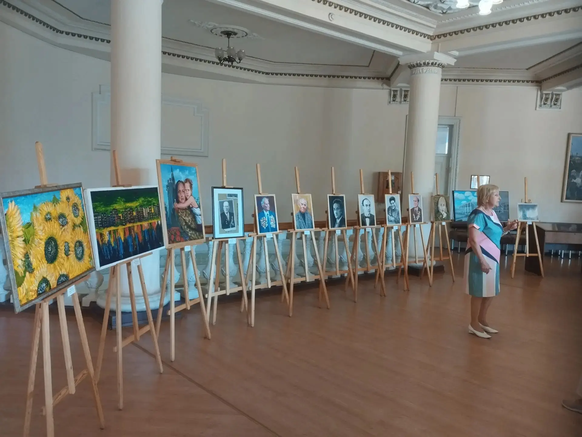 ⚡3 сентября в библиотеке имени Н.К. Крупской открылась выставка искусства «Славен город...