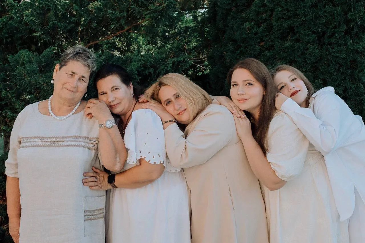 Телефон напомнил, что год назад я собрала семью и сделала фотосессию поколений 🤍