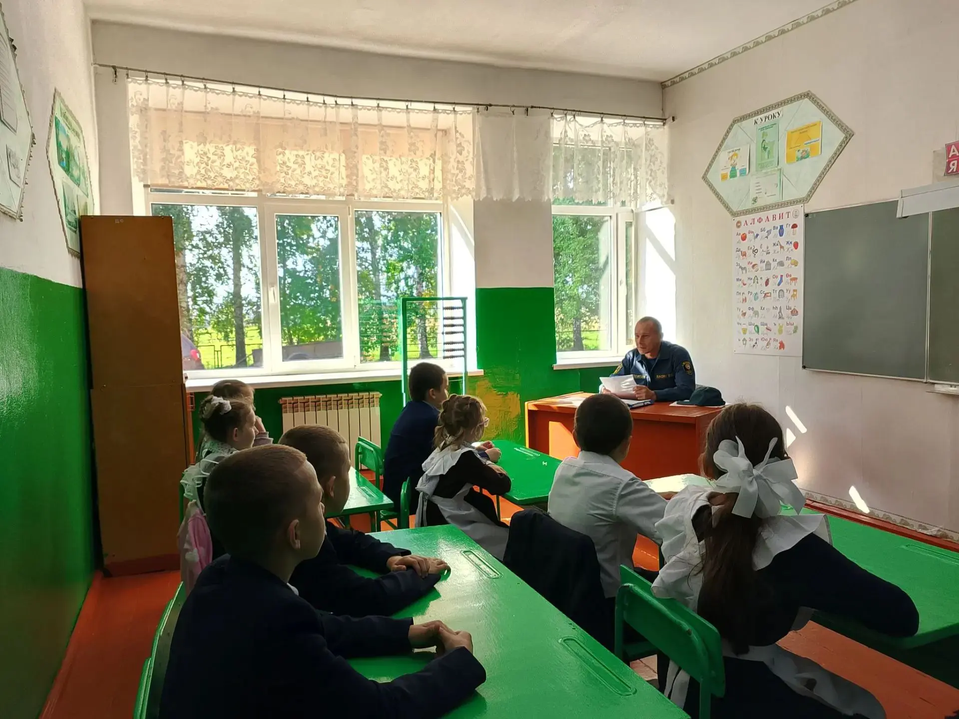 Встреча с сотрудниками МЧС в школе .