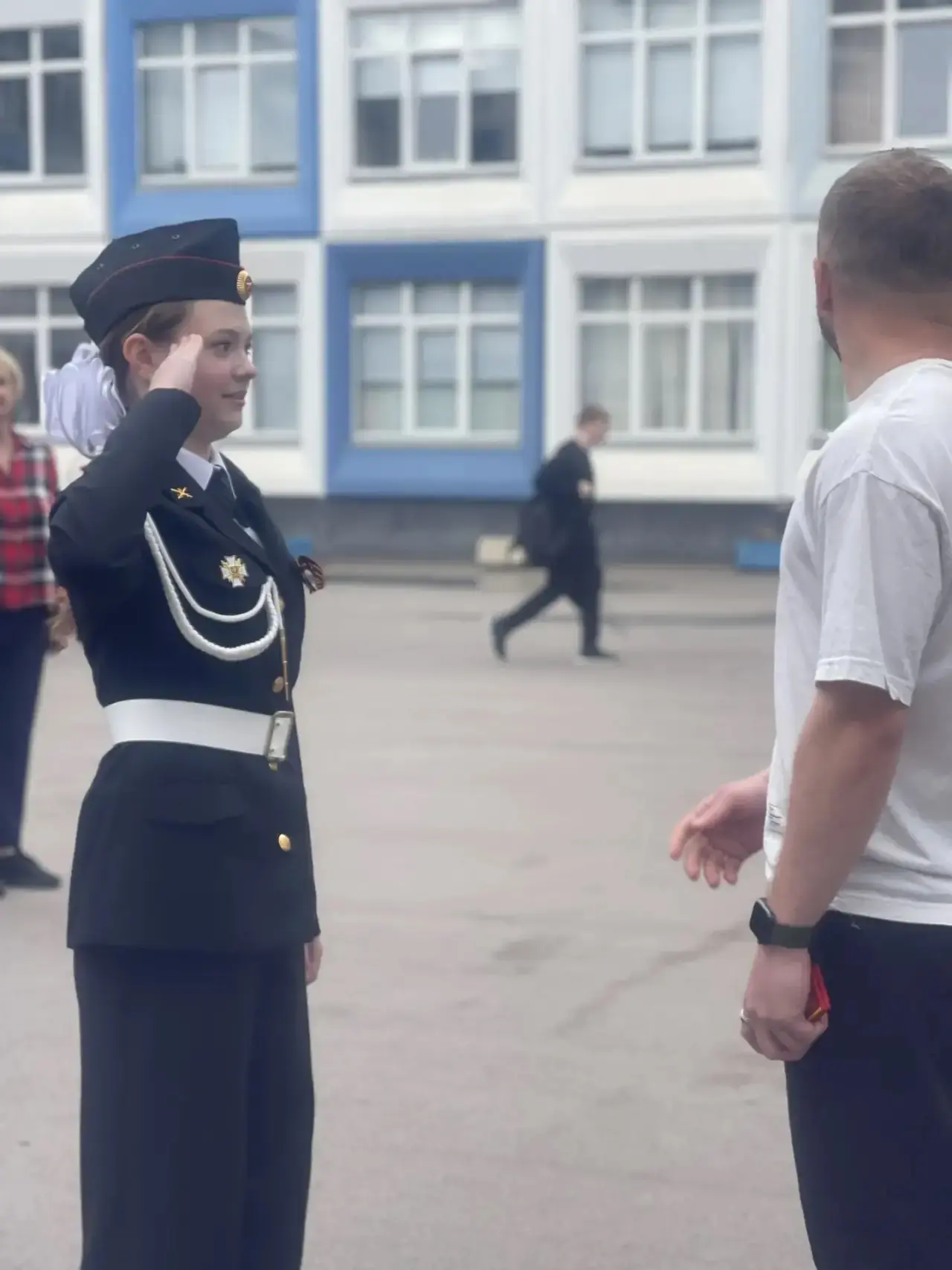 🇷🇺 Понедельник начинается с традиций  В нашей школе новая учебная неделя традиционно началась с торж