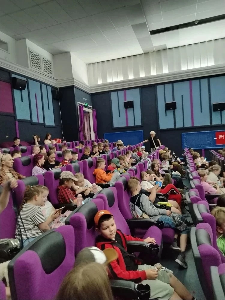 🌈 В понедельник началась последняя неделя в нашем лагере "Радуга". 🌈 Ребята посетили кинотеатр "По