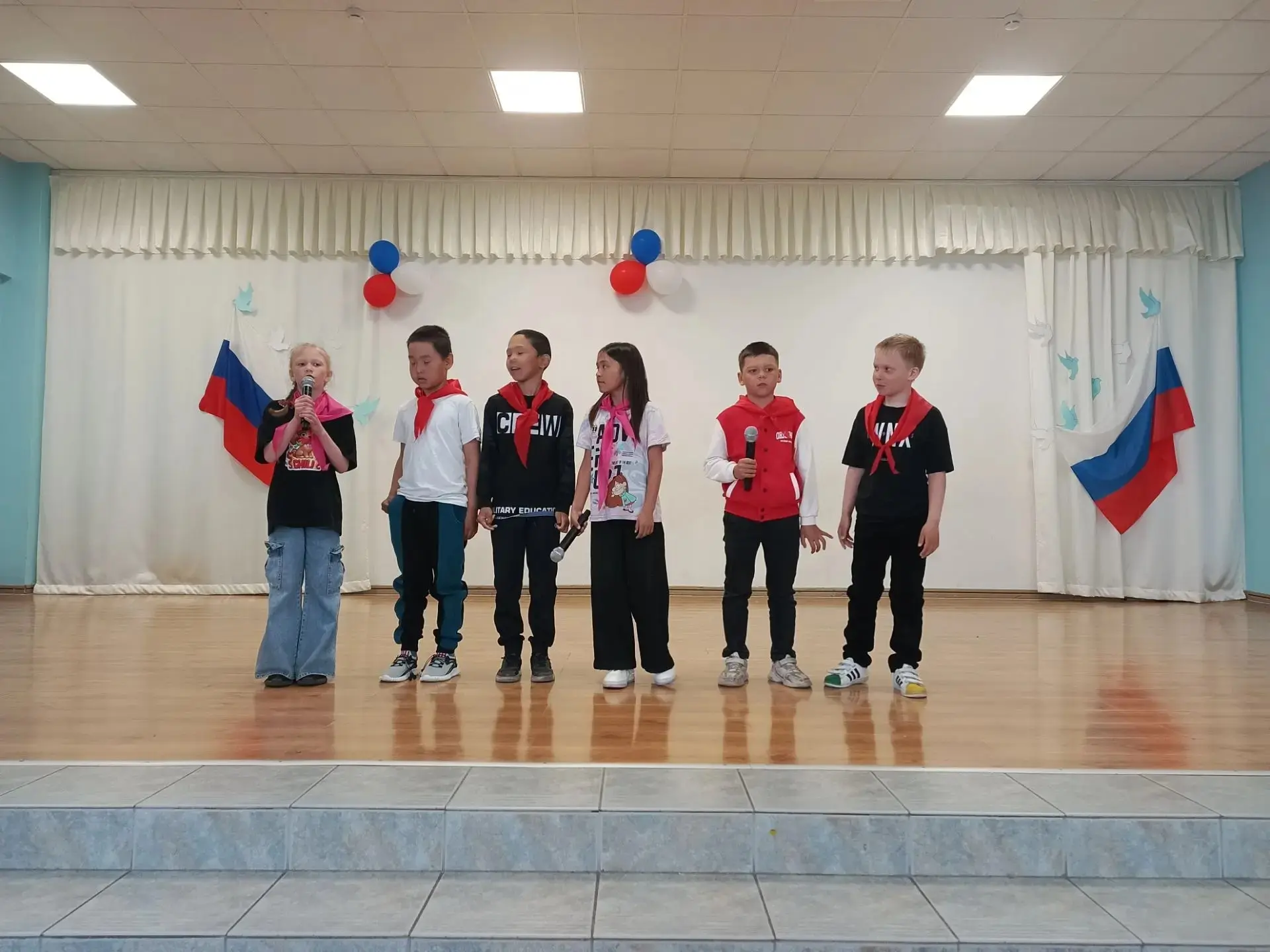 🇷🇺"Всё о тебе, Россия!"

В лагере прошел яркий праздник, посвященный Дню России! Общелагерное меро
