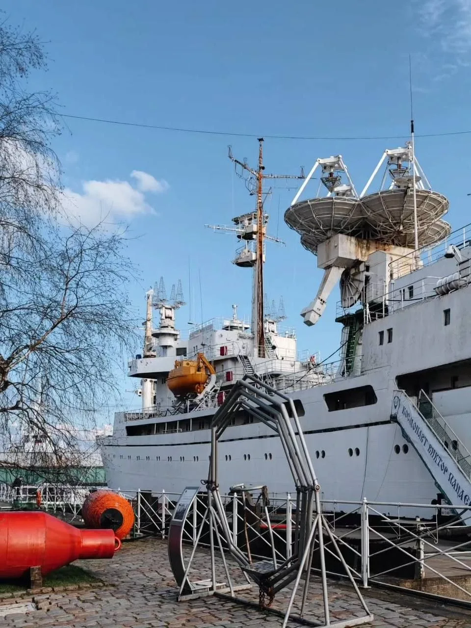 🚢 🌊 Предлагаем вам совершить прогулку по набережной Музея Мирового океана.   Вы будете в восторге от