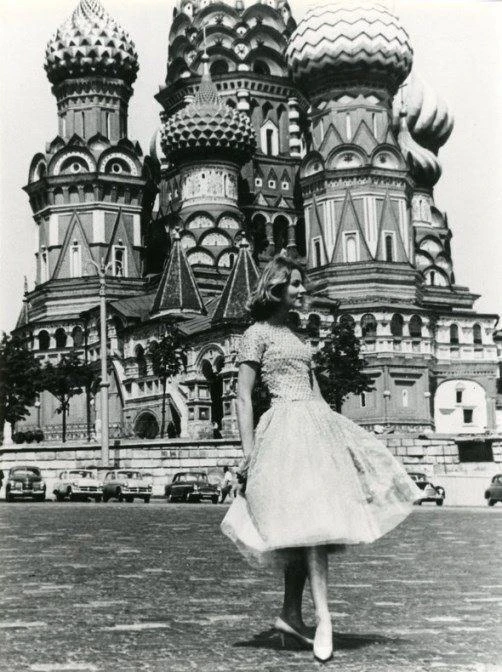 Модель Dior в Москве, 1959 год.