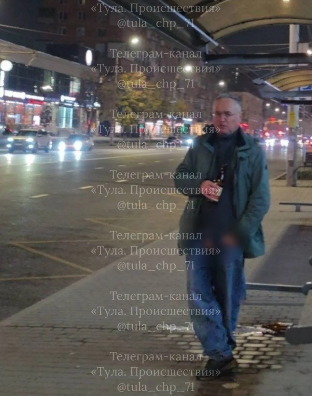 На остановке Лейтейзена стоял мужчина, одновременно пил пиво и оно сразу же покидало ег...