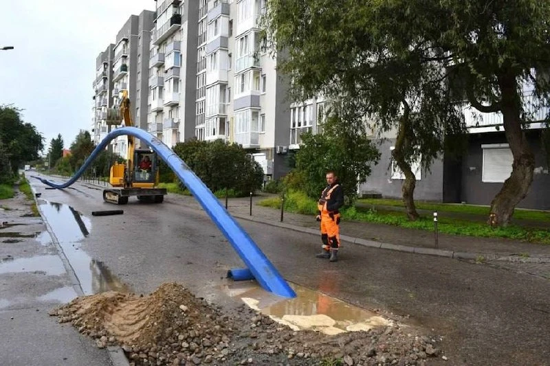 🚧 На Баженова канализацию проложили без раскопок.