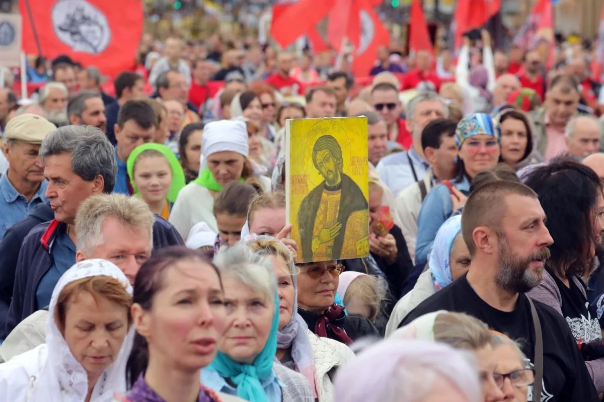 Три крестных хода ограничат движение в центре Петербурга