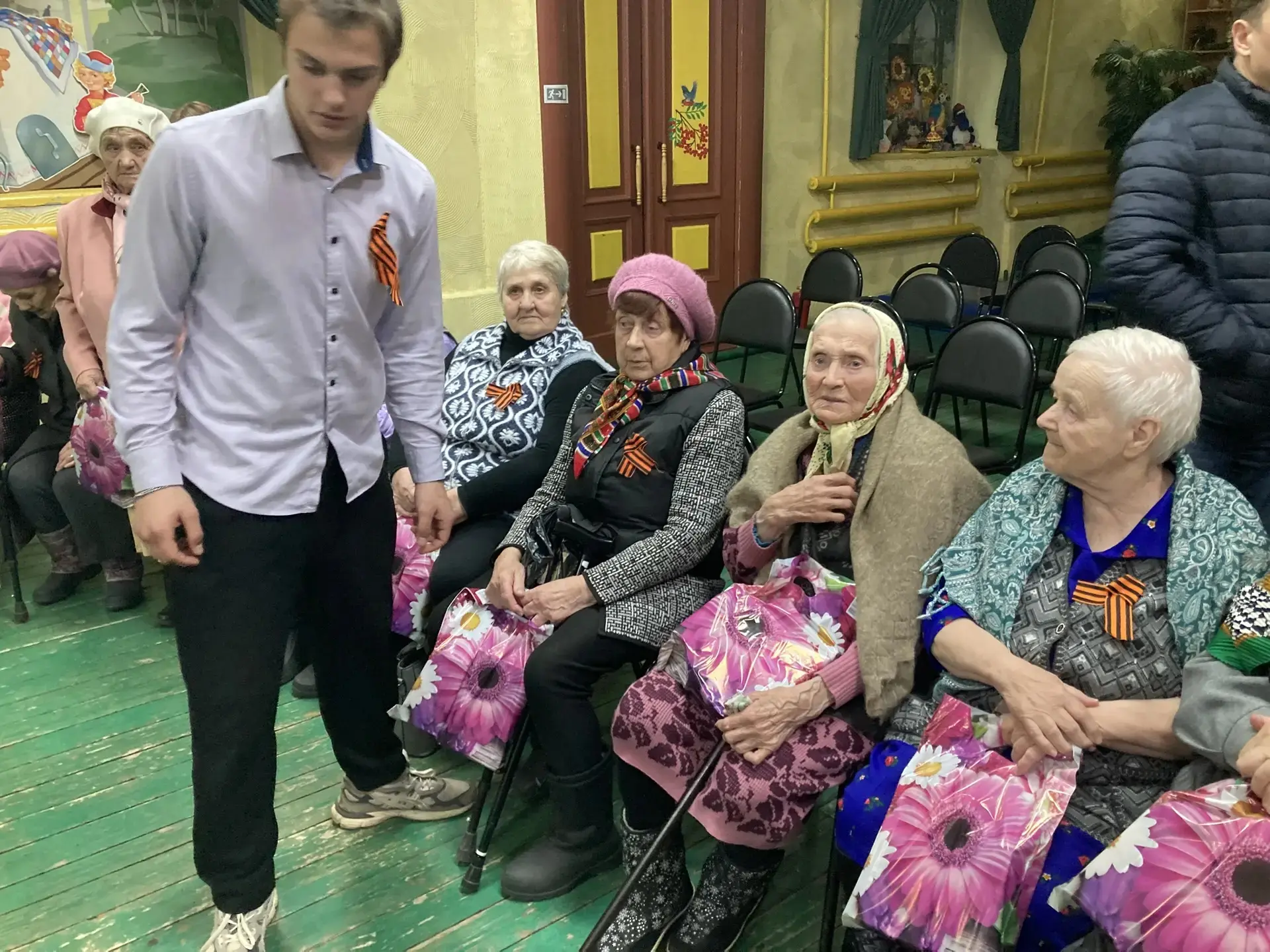 Дан старт акции «Георгиевская ленточка». Волонтеры нашей школы вручили ленточки Ларионо...
