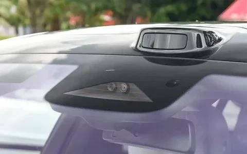 Китайские автомобили повреждают камеры смартфонов на дорогах.