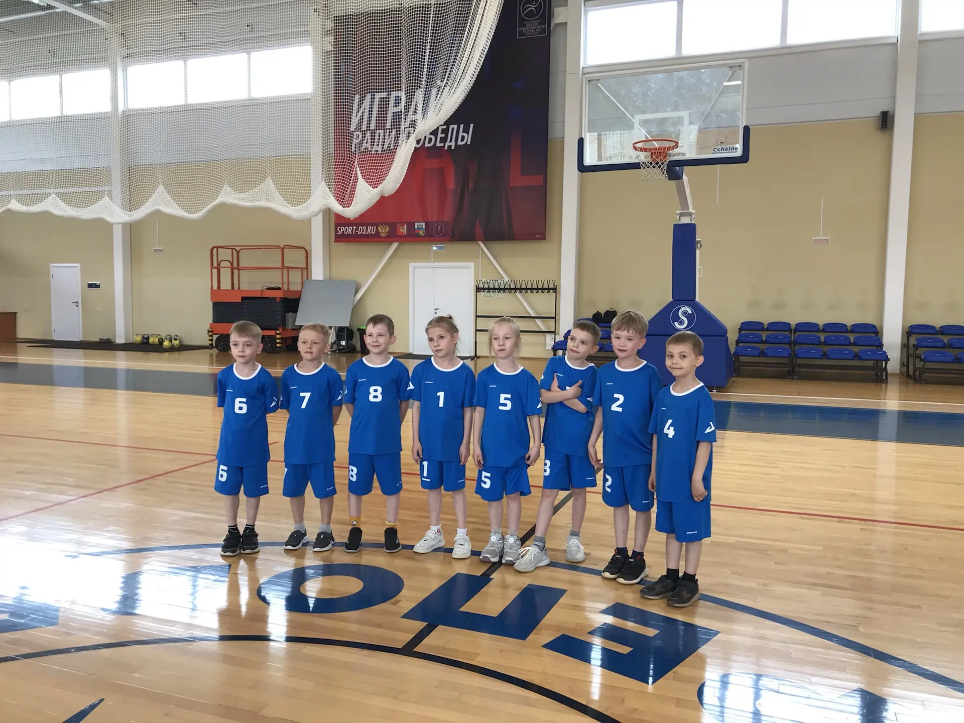 Ни дня без физкультуры! 🥎

И вот, сегодня, несмотря на холодную погоду, мы вместе с ребятами подгот