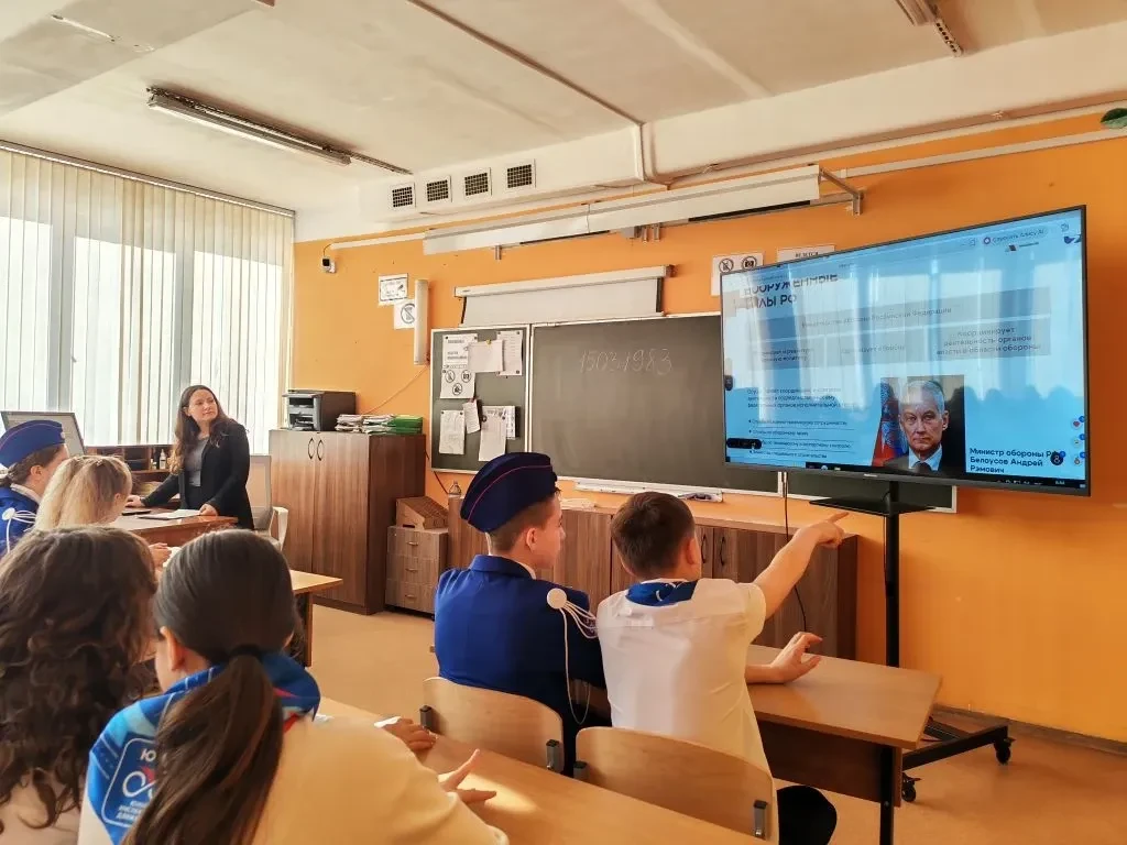Герои на защите Родины: в 6А и 6Б классе прошла интерактивная лекция от Российского общества «Знание