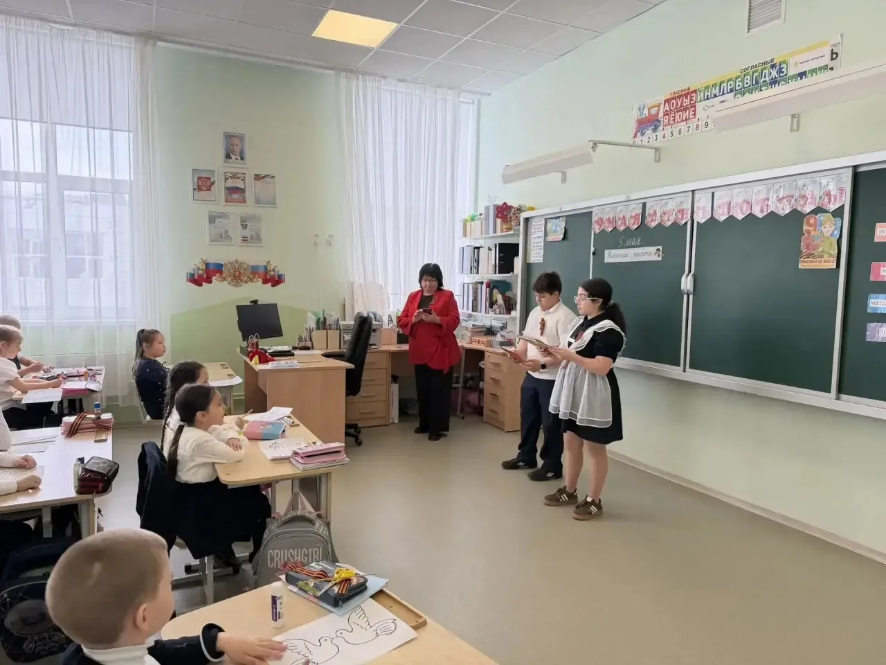 🇷🇺 В начальной школе прошла акция «Бессмертный книжный полк» 🪖📚  В младших классах школы состоялось 