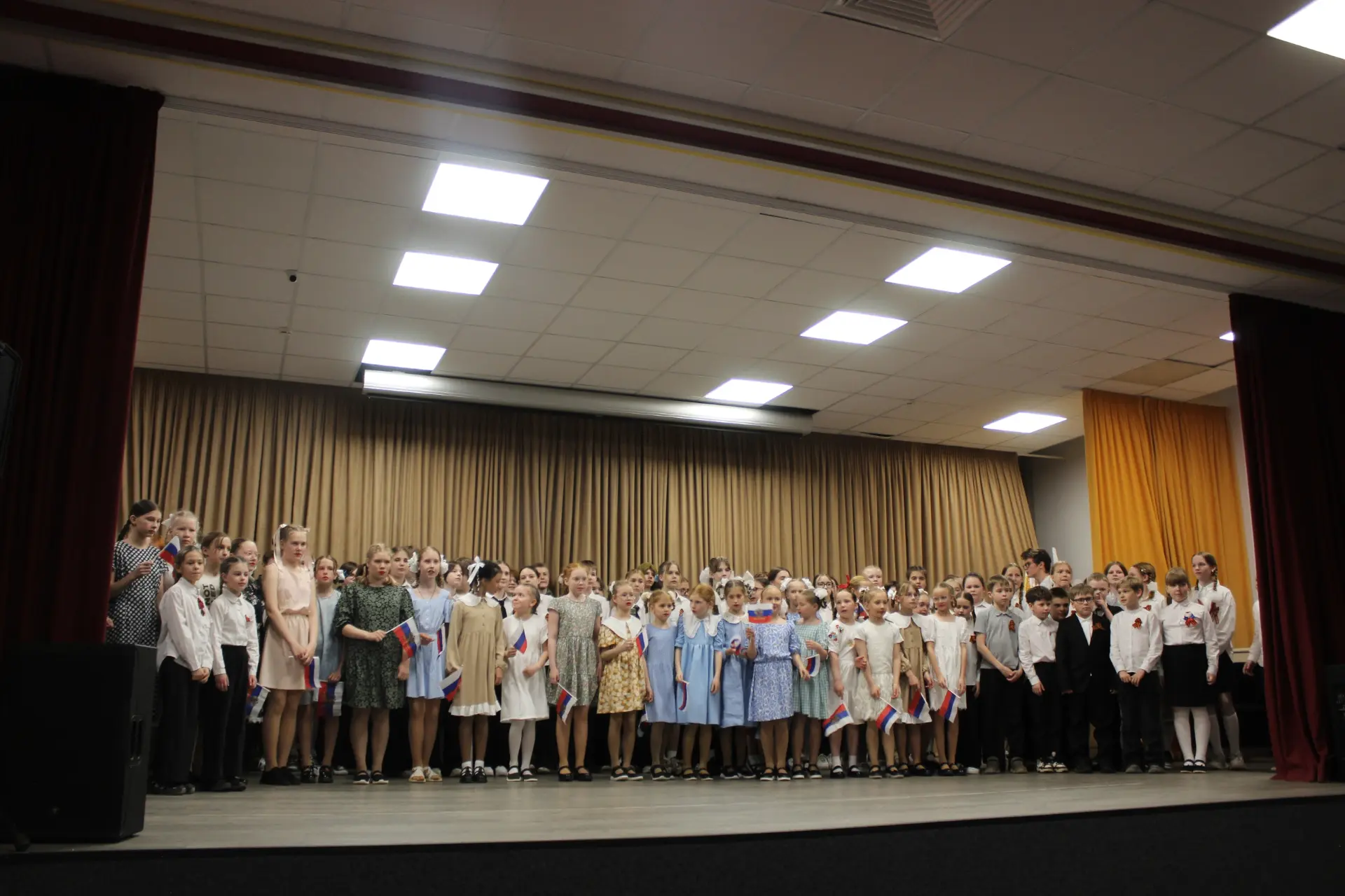 🕊Дорогами Победы: аплодисменты и слезы в зале 🔸В преддверии праздника Дня Победы в школе прошла праз
