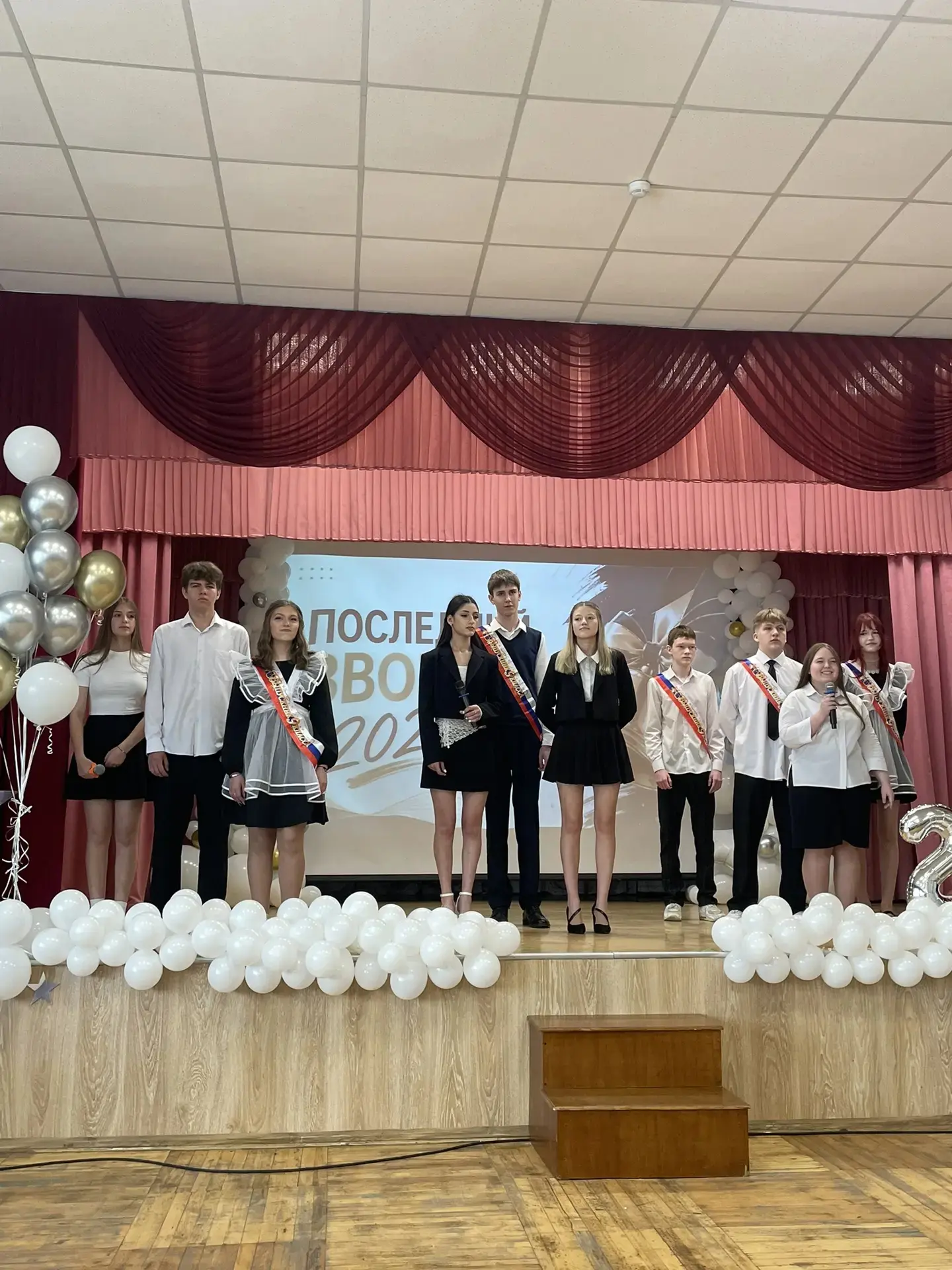 Отзвенели последние звонки!