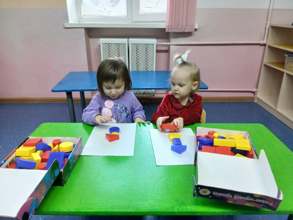 Сегодня у самых маленьких день полный открытий и новых знаний: конструирование, игры с блоками Дьены