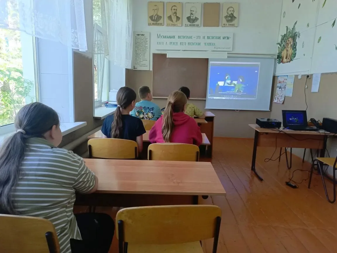 В рамках проекта в МБОУ Солонцовской СШ прошёл урок цифровой грамотности по темам «Защи...