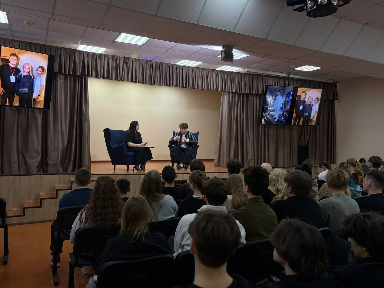 🎤 ✨ Квартирник, посвященный Дню артиста в МБОУ «Еткульская СОШ»✨    🎉 20 января в нашей школе состоя