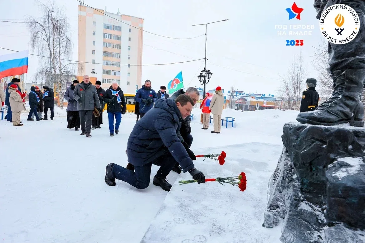 Открыли сегодняшний день возложением цветов в память о тех, благодаря кому 95 лет назад появился наш