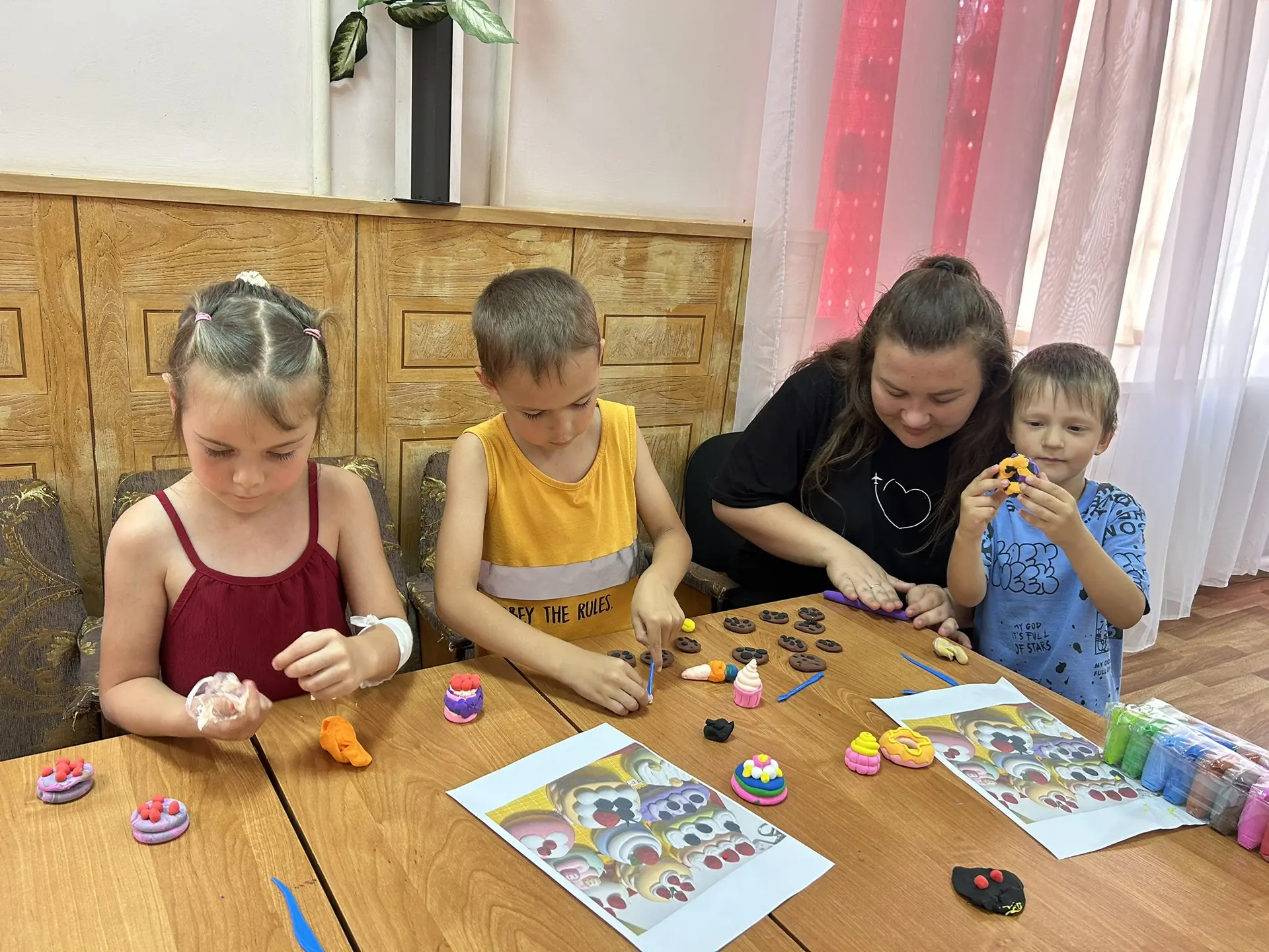 🎨 Наши подопечные из разновозрастной группы МБОУ СОШ №4 примерили на себя роль настоящих кондитеров