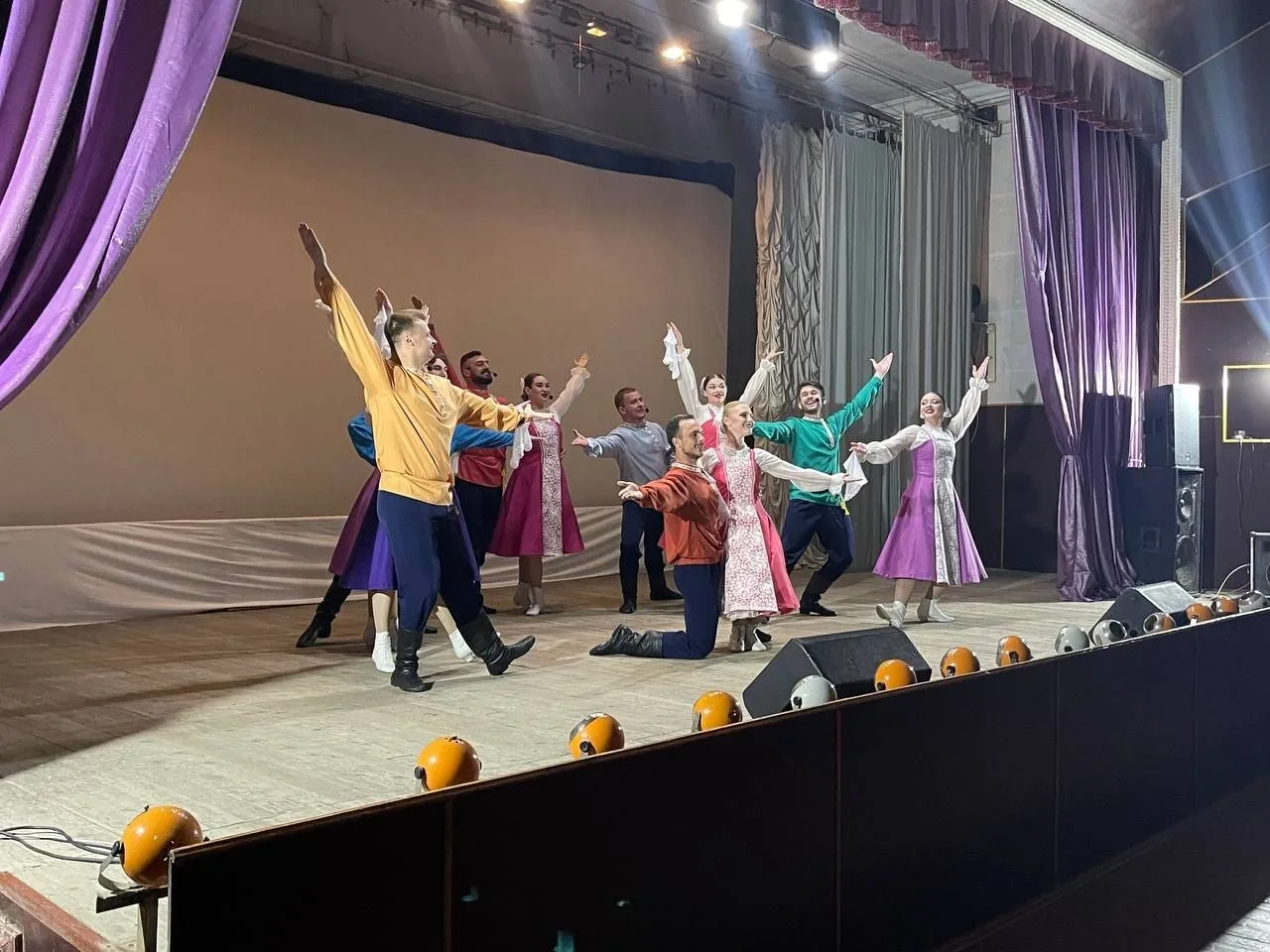 🎼 В Красном Луче с успехом прошла программа «Песни степного раздолья»  Артисты Луганской филармонии 