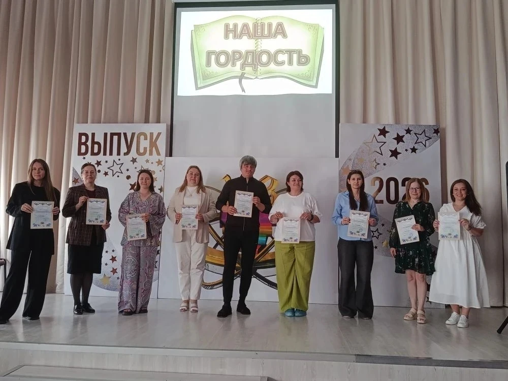 🏆Итоги года — в наградах: на торжественной линейке чествовали самых активных и старательных учеников