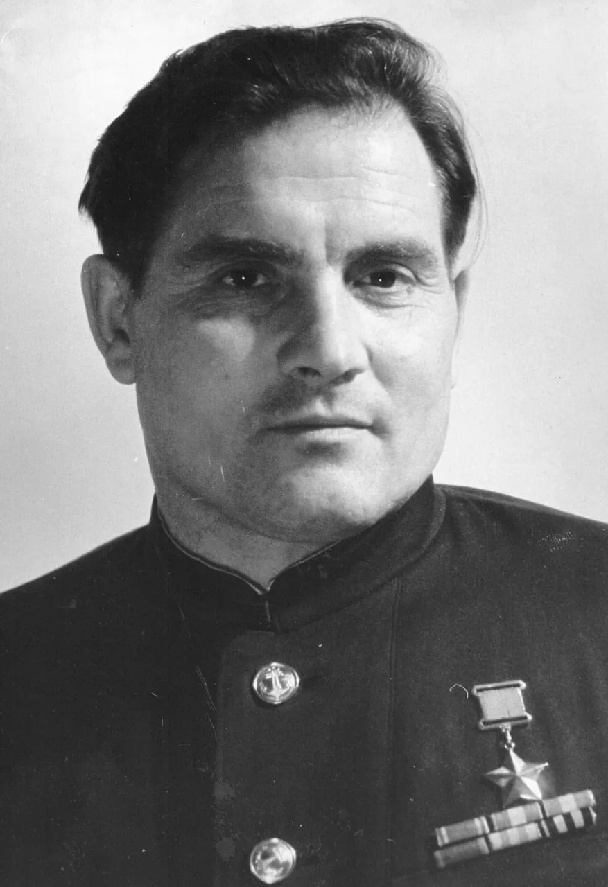 Легендарный лётчик, сбежавший из ада на вражеском самолёте: Михаил Девятаев
