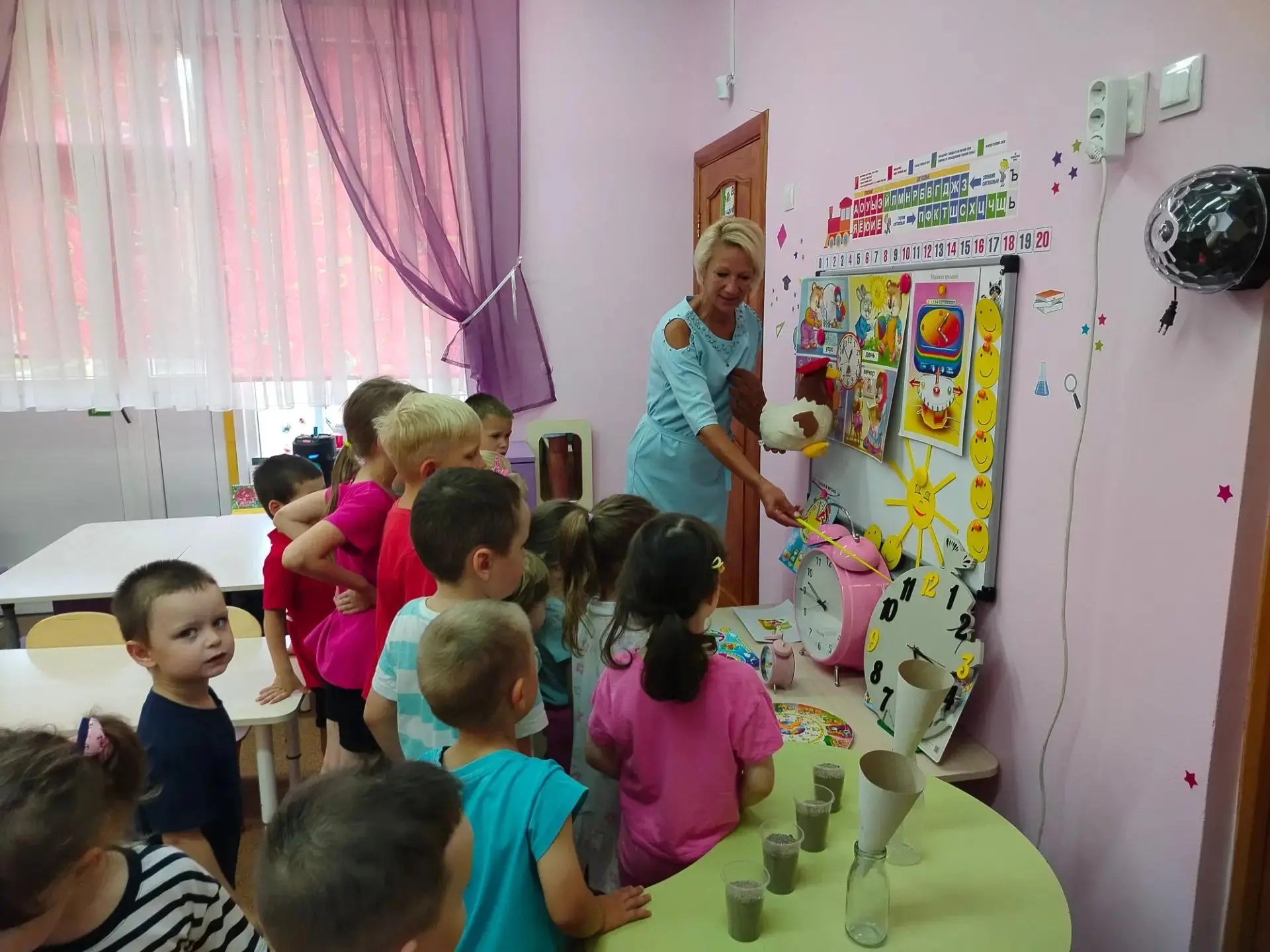 ,, Все живём мы по часам ''
