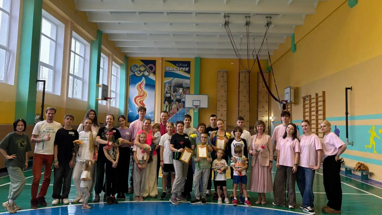 в семейном клубе нашей школы "Осознанный родитель" прошёл весёлый семейный  спортивный праздник.  "В