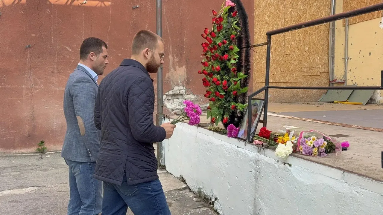 🌷 В Новокаховском округе почтили память Владимира Леонтьева