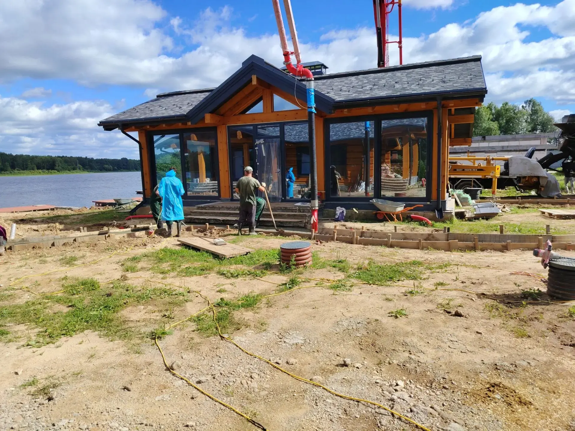 🏗️ Конаково. Работа кипит! 🌿

Сегодня на объекте один из самых важных этапов — заливаем бетонные о