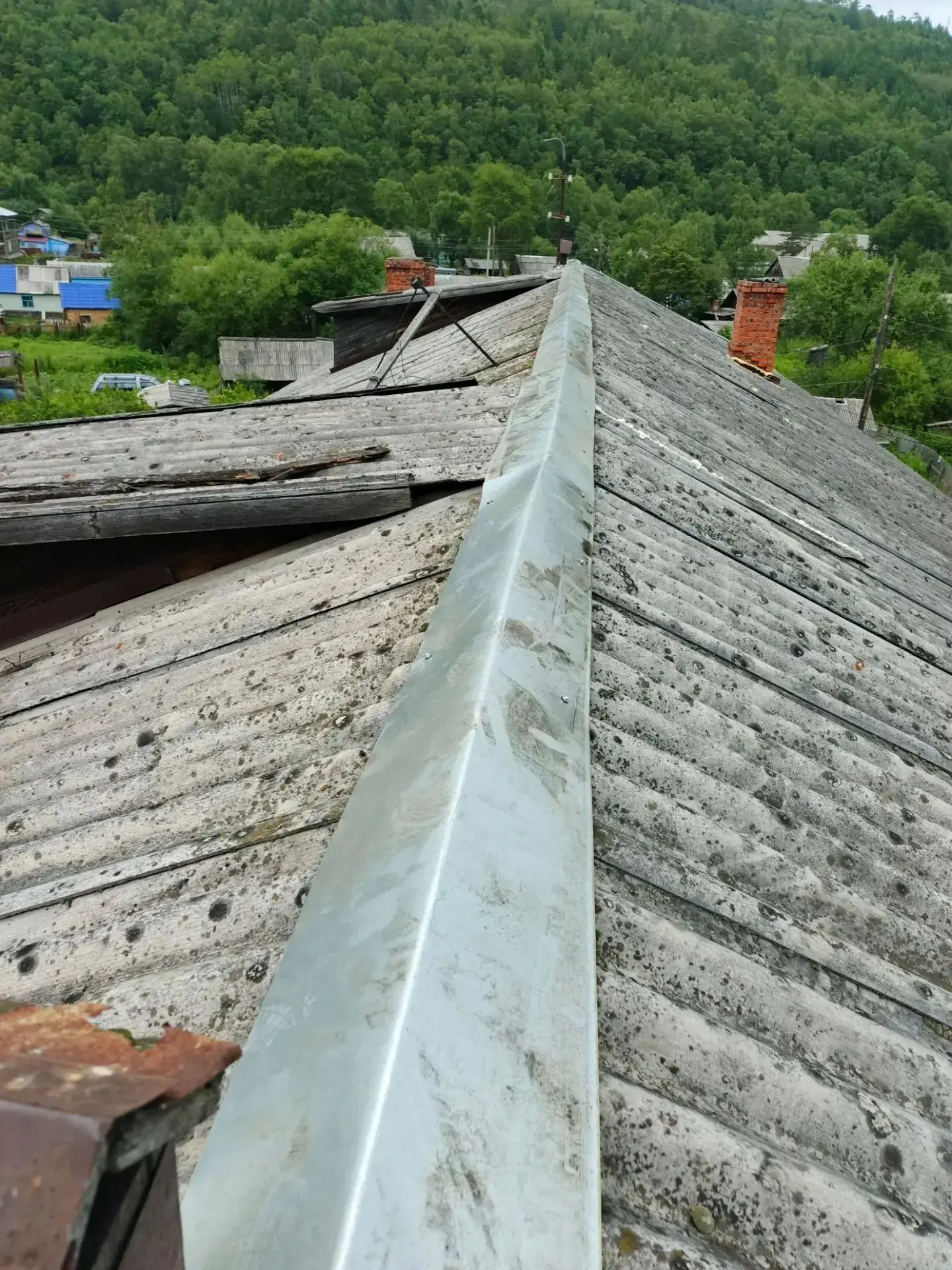 🏠🔨 Почему в Уська-Орочской ремонтируют кровли точечно, а не меняют их полностью?

Такой вопрос жит