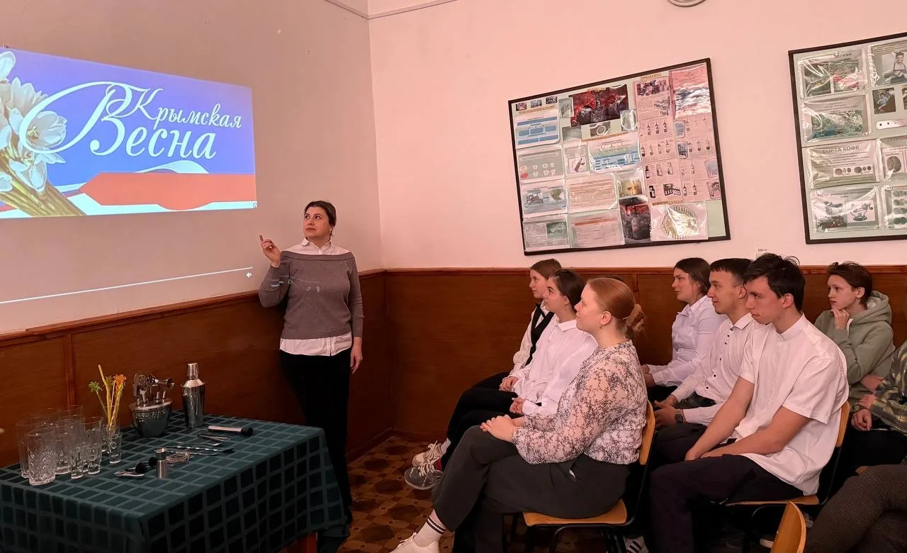 🇷🇺 Триколор в каждом слое🇷🇺

Триколор в каждом слое: будущие бармены Судакского филиала провели 