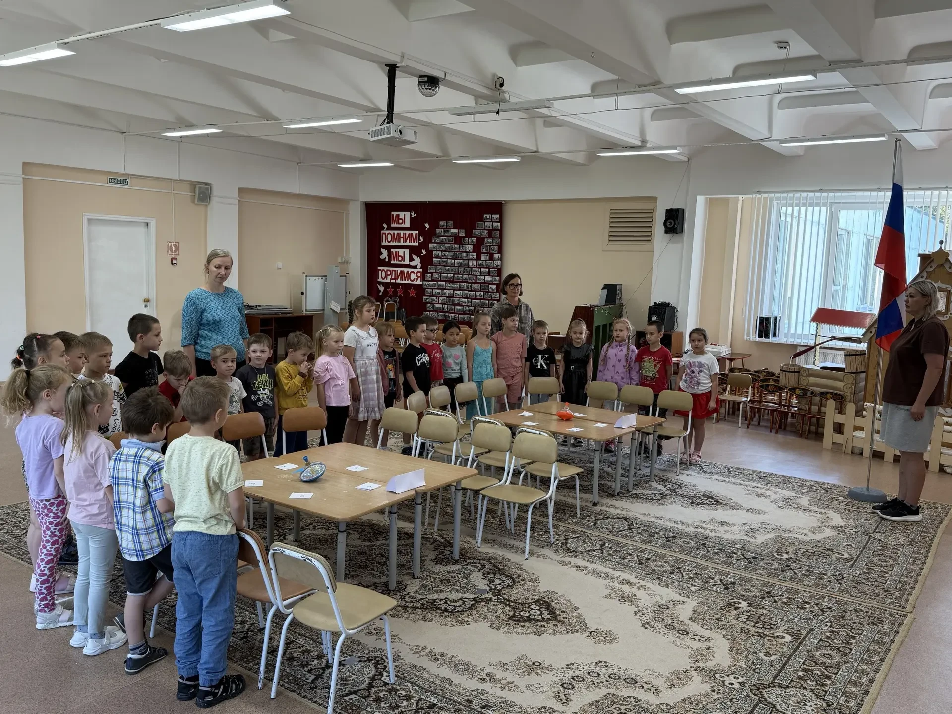 Сегодня у ребят старших групп прошла игра «Что? Где? Когда?», посвященная Дню флага Рос...