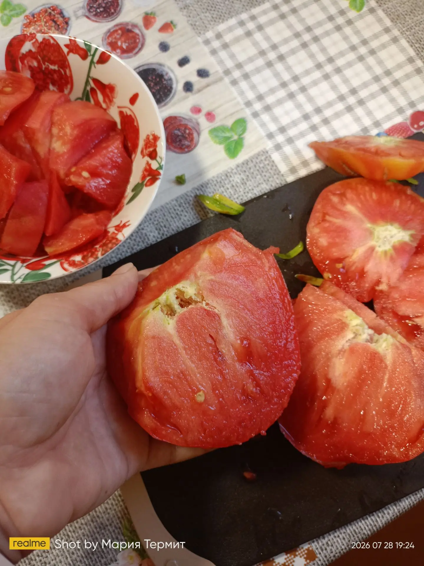 Смотрите на это чудо с моей грядки. Это Крупный Красный томат, и в этом году он выдал плод размером 