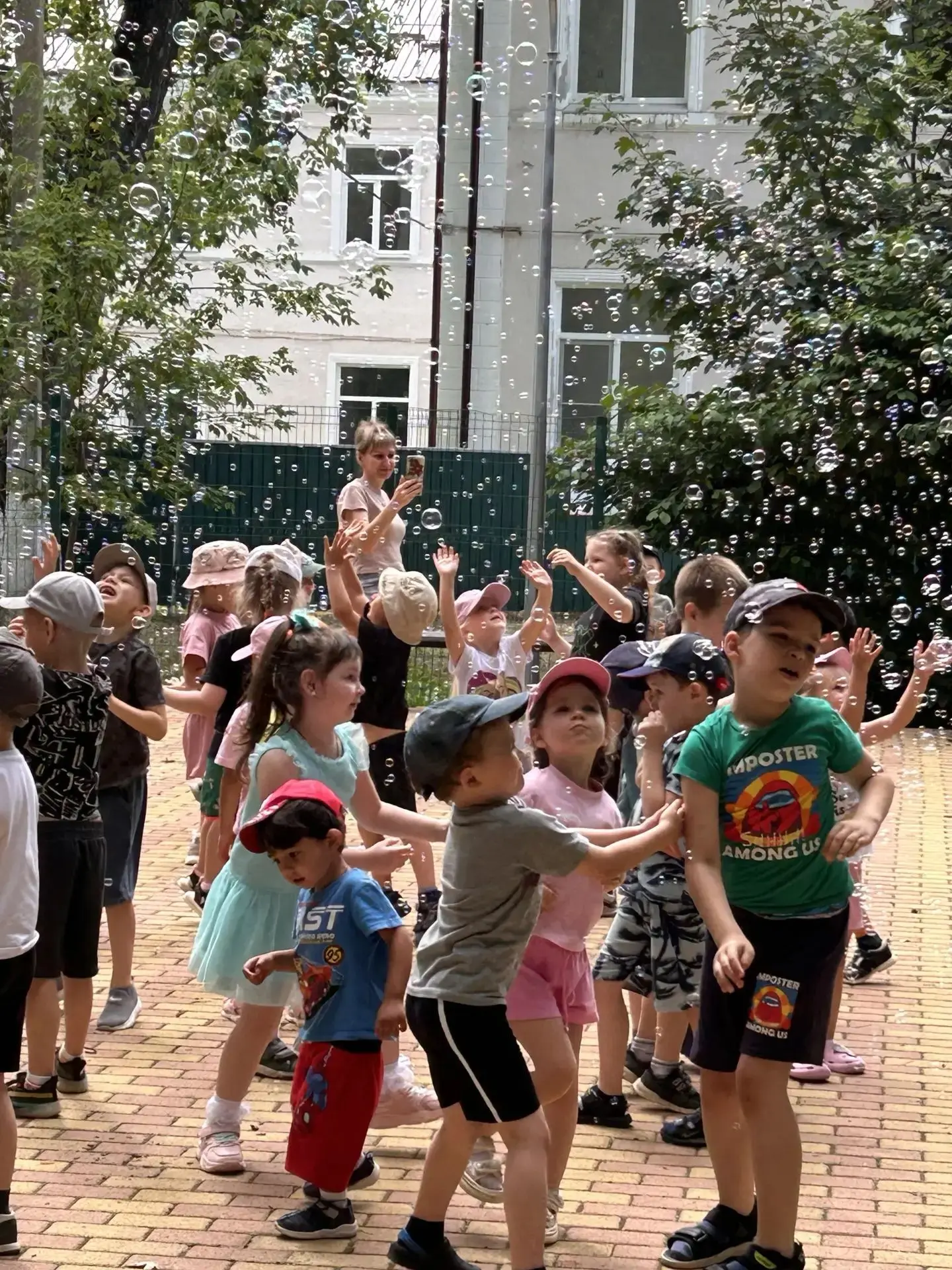 🏖️ Сегодня в нашем детском саду было по-настоящему жарко! Мы отмечали самый мокрый, ве...
